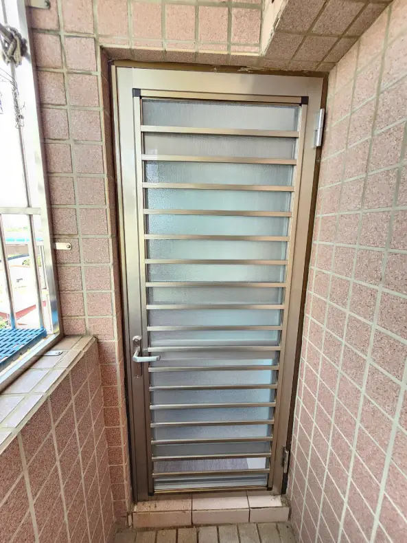 室內門局部改裝：固定玻璃升級活動百葉，通風隱私一次到位