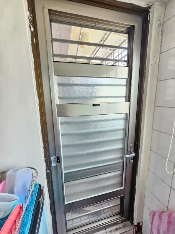 室內門局部改裝：固定玻璃升級活動百葉，通風隱私一次到位