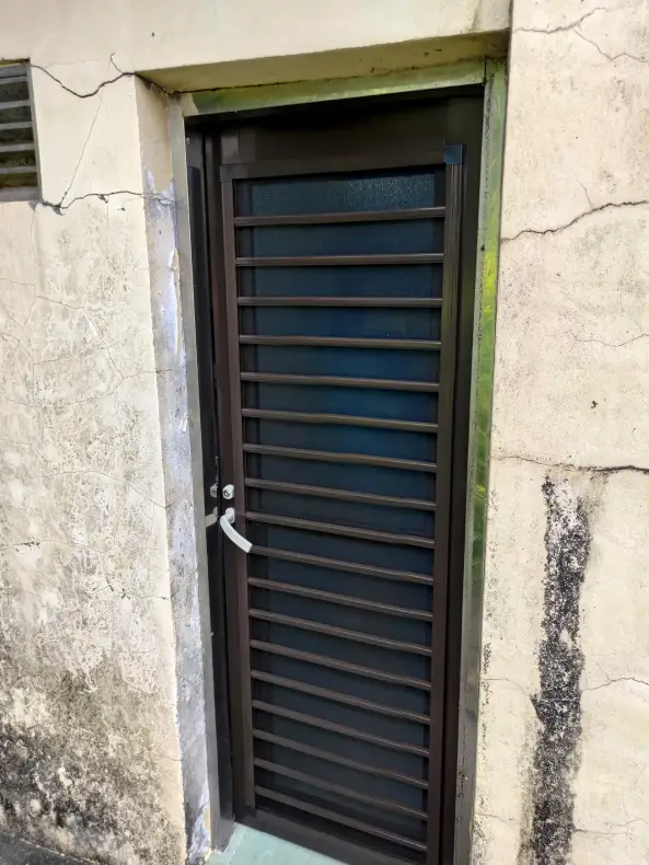 室內門局部改裝：固定玻璃升級活動百葉，通風隱私一次到位