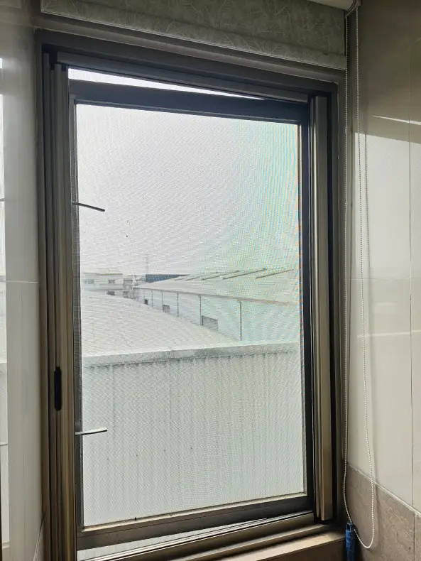 隱形防護，透視無礙 —— 專為極致美學打造的「定位捲軸紗窗」
