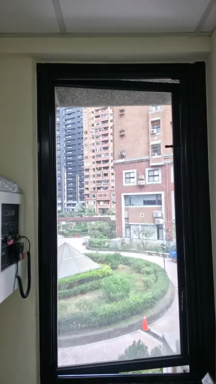 隱形防護，透視無礙 —— 專為極致美學打造的「定位捲軸紗窗」