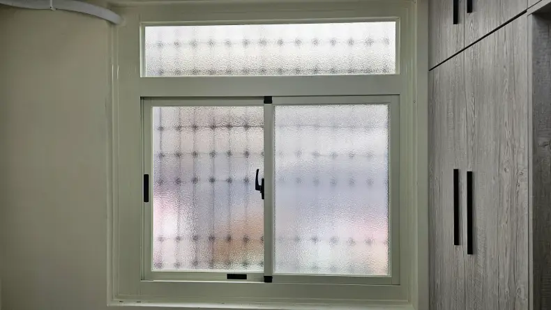 乾式施工氣密窗換新:巧妙避開管線干擾的客製化設計