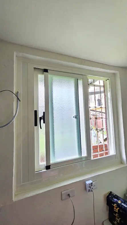 乾式施工氣密窗換新:巧妙避開管線干擾的客製化設計