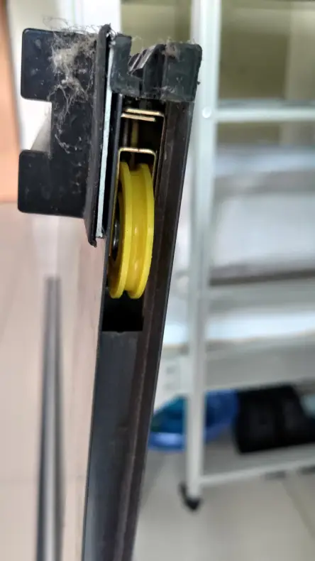 【鋁門窗五金健檢】滑輪更換與軌道維護，重拾新窗般的滑順手感