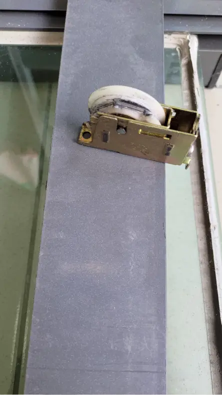 【鋁門窗五金健檢】滑輪更換與軌道維護，重拾新窗般的滑順手感