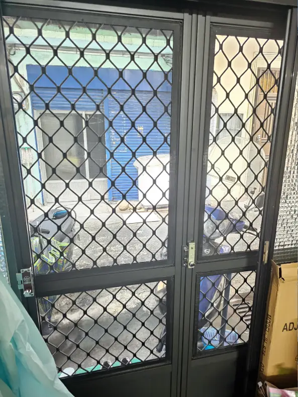 新居落地窗缺件補齊：客製化紗門