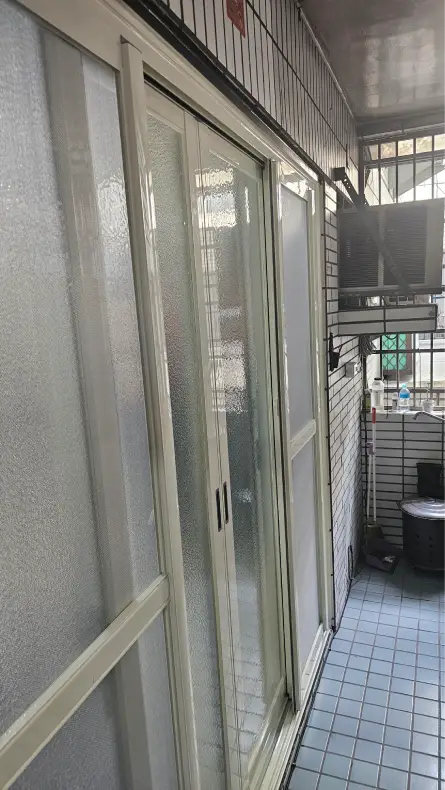 【完工案例】客廳玄關進出口改建：四片式落地氣密窗工程