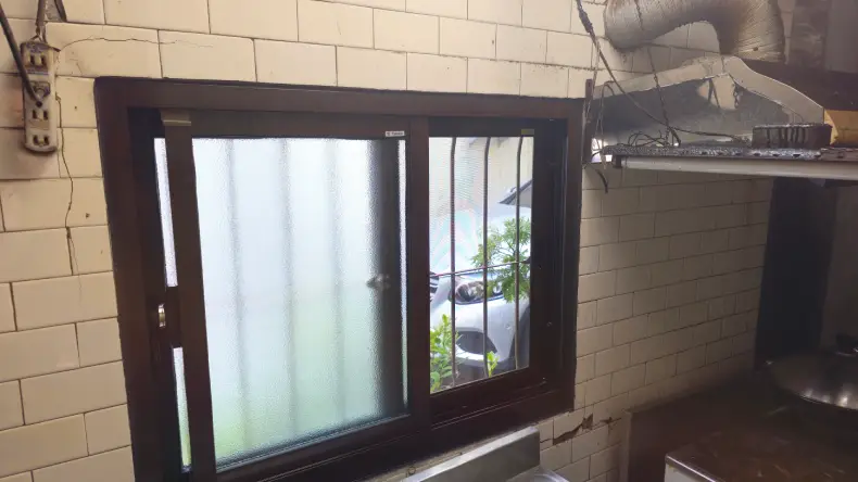廚房破損舊窗更新：乾式包框工法應用