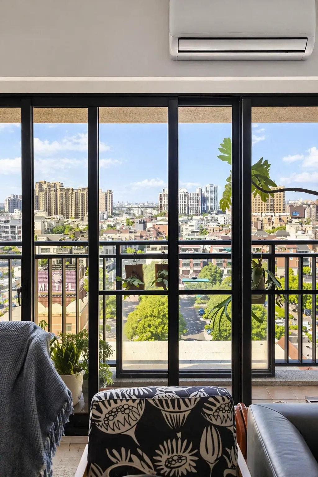 南投紗窗門安裝案例｜埔里透天玄關與落地窗施工前原狀